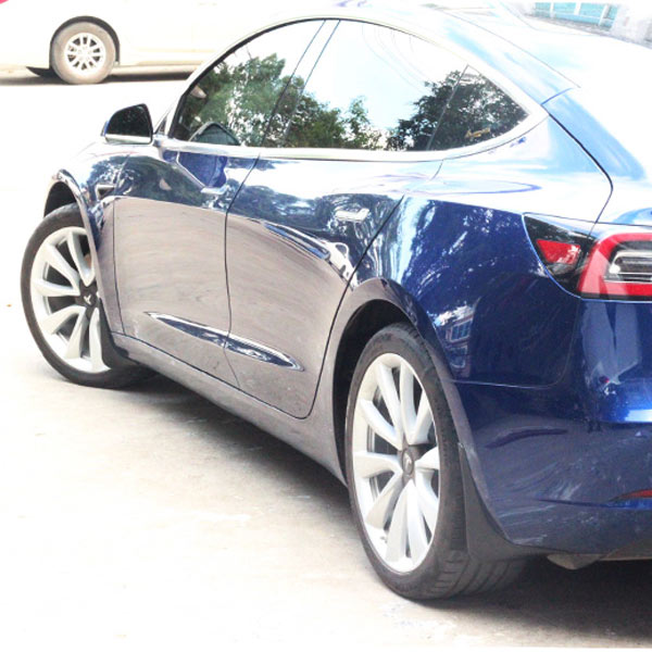 Tesla dévoile la nouvelle Tesla Model 3 avec des garde-boue